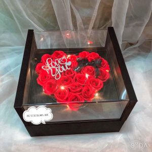 Hộp tim vuông kính full đèn + thiệp
