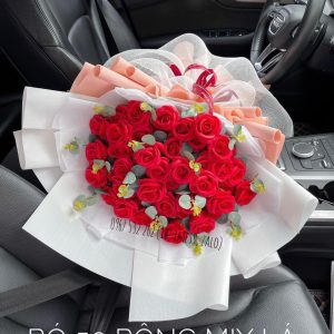 Bó 50 bông sáp đỏ mix lá cao cấp